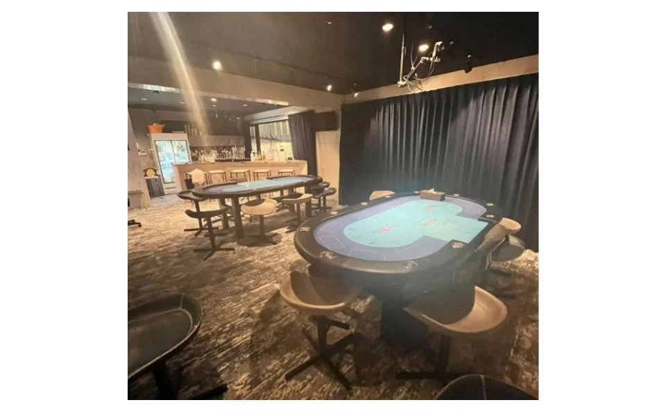 ポーカーBAR リバータ 店内のポーカーテーブル